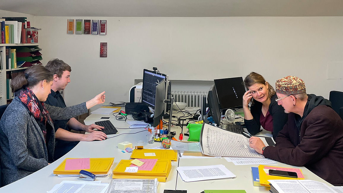 Mitarbeiterinnen und Mitarbeiter des Projekts (von links: Dr. des. Katharina Meister, Maximilian Lang M.A., Dr. Katharina Gutermuth, Dr. Christian Friedl)